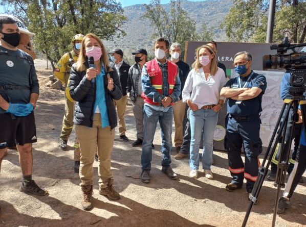 Directora ejecutiva de Parque Cordillera, Deborah Raby hablando sobre la prevención de incendios forestales en Parque Cordillera
