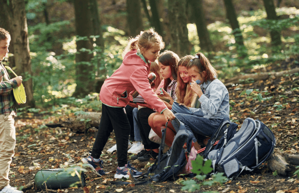 Niños agrupados en unos de los parques naturales de Parque Cordillera