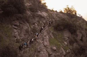 Grupo de personas recorriendo el Parque Natural La Plaza Sur al atardecer en un trekking guiado