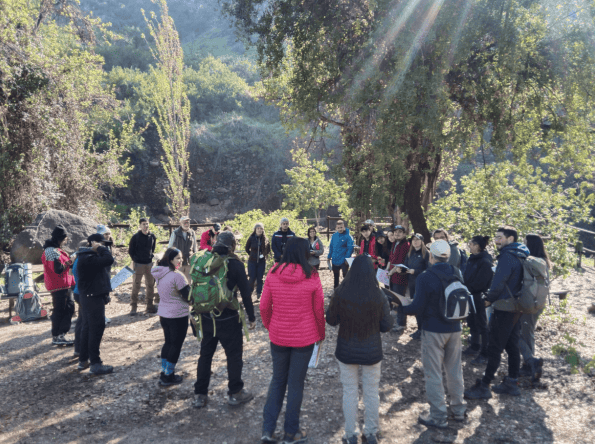 Grupo de personas en taller impartido por Parque Cordillera para DuocUC en Parque Natural Aguas de Ramón