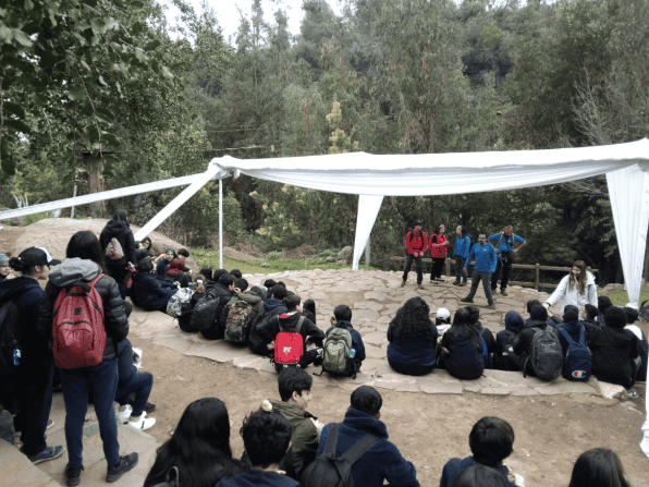 Grupo de estudiantes preparandose para iniciar un trekking por el sendero Los Peumos