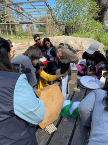 Personas realizando una actividad de apicultura en Parque Natural Aguas de Ramón