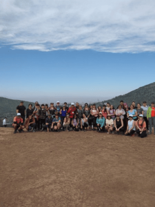 Personas posando para una foto en un Trekking guiado en el Cerro del Medio