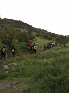 Personas subiendo por un sendero del Cerro del Medio