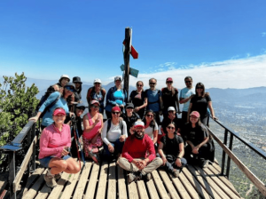 Personas posando para un foto en sendero Morro las Papas en Parque Natural Aguas de Ramón