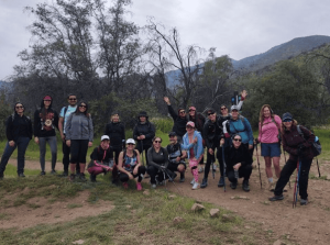 Personas posando para una foto en el sendero Morro las Papas en el Parque Natural Aguas de Ramón