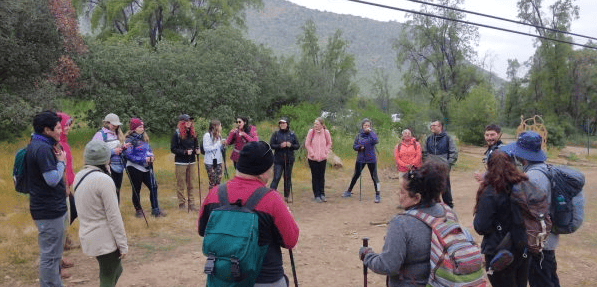 Grupo de personas en un circulo comenzando los trekking 2023 a 2024