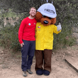 Forestín en actividad de autocuidado y prevención de incendios forestales en Parque Natural La Plaza Sur