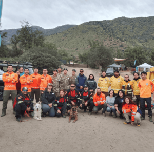 Grupo de organizaciones posando para una foto en actividad de autocuidado y prevención de incendios forestales