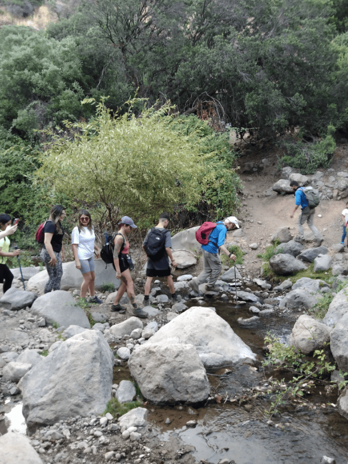 Grupo de personas recorriendo un sendero para principiantes