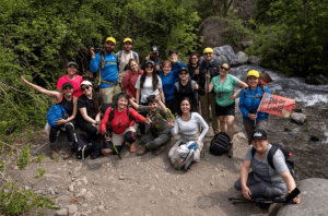 Grupo de personas posando para una foto del día de los cerros 2024 en parque cordillera