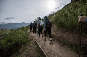 Grupo de personas haciendo trekking en el día de los cerros en parque cordillera 2024