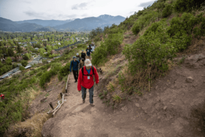 Personas haciendo trekking por el día de los cerros en parque cordillera 2024