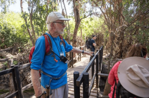 Monitor de 83 años realizando un trekking con alumnos en Parque Cordillera
