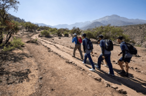 Guardaparques de Parque Cordillera realizando trekkings a alumnos
