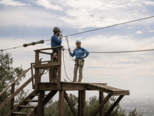 Monitores en tirolesa supervisando la actividad
