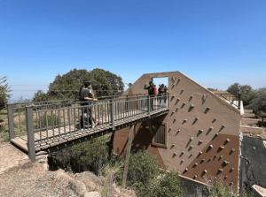 Grupo de personas pasando por muro de escalada en Parque Natural Cantalao