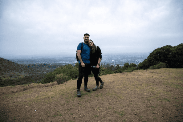 Pareja abrazada posando para foto en Parque Cordillera