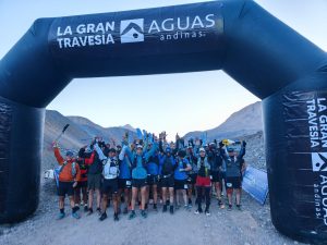 Grupo de personas en inicio de corrida La Gran Travesía