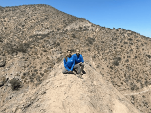 Monitoras de nuestros parques posando en una roca en Parque Natural Aguas de Ramón