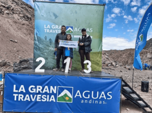 Personas posando en el podio despues de la corrida de La Gran Travesía en Parque Natural El Yeso-Laguna Negra