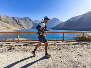 Personas corriendo en la ruta de La Gran Travesía en Parque Natural El Yeso - Laguna Negra 